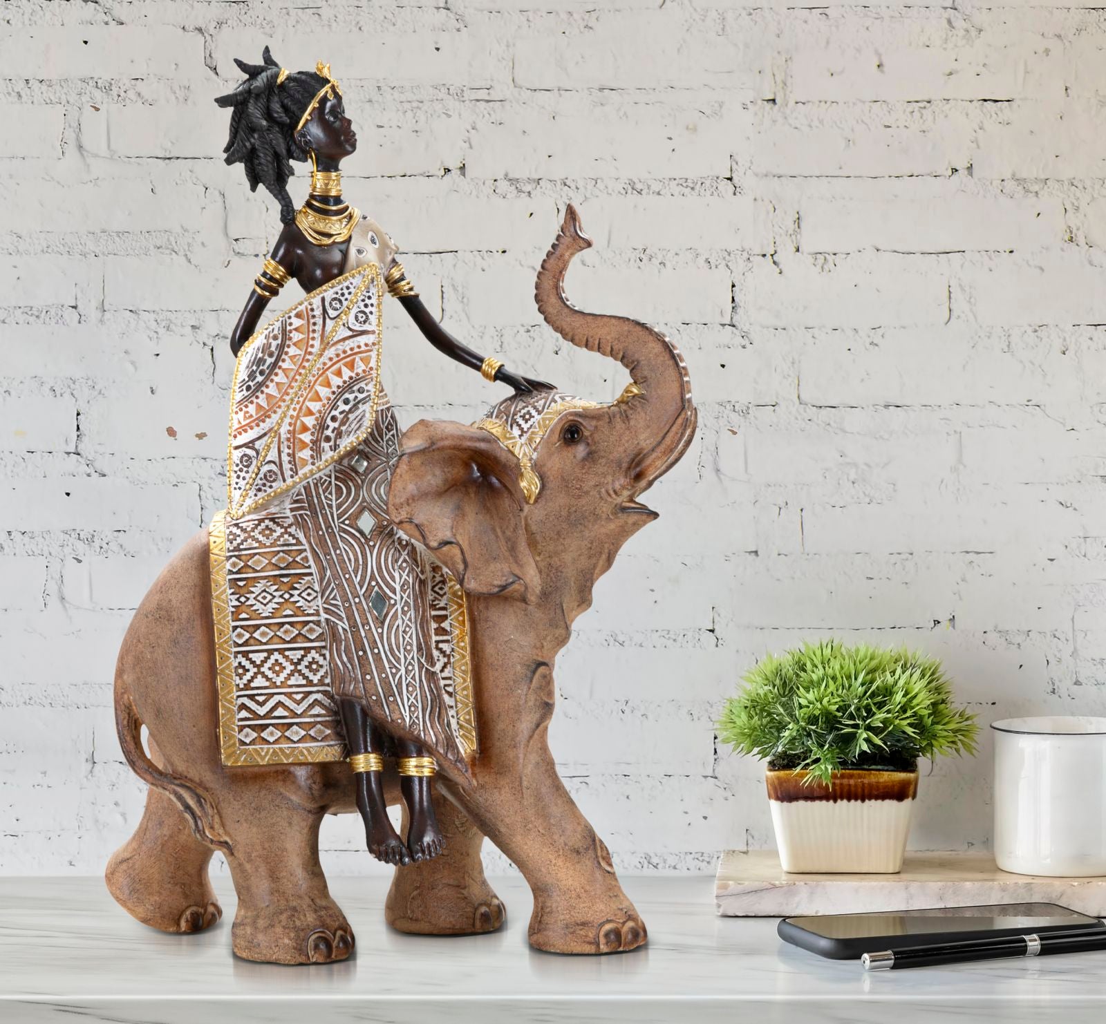 Statuetta masai con elefante in resina marrone cm 22,5x12x32,5