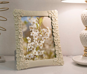 Cornice in resina beige con fiori e linee cm 27,8x2x33