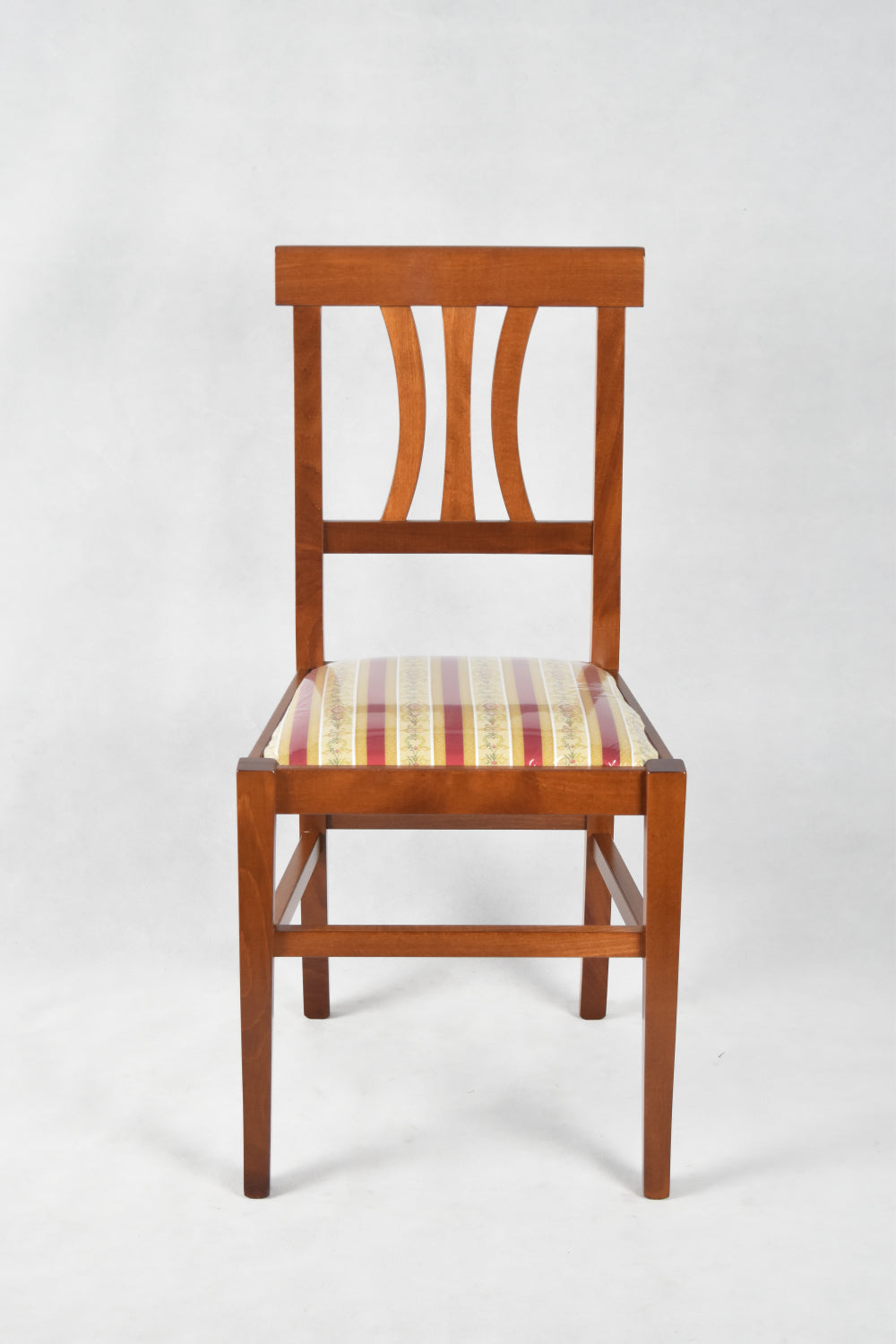 Sedia Artemisia Tommychairs, robusta struttura in legno di faggio color noce chiaro e seduta in tessuto lisere rosso