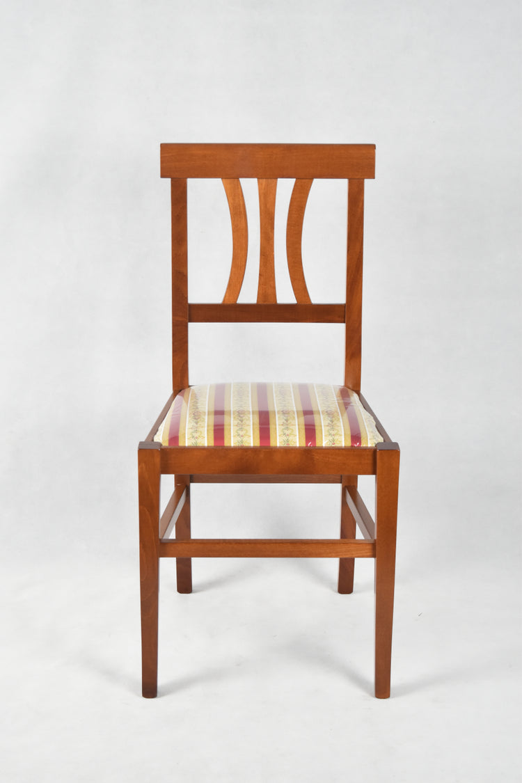 Sedia Artemisia Tommychairs, robusta struttura in legno di faggio color noce chiaro e seduta in tessuto lisere rosso