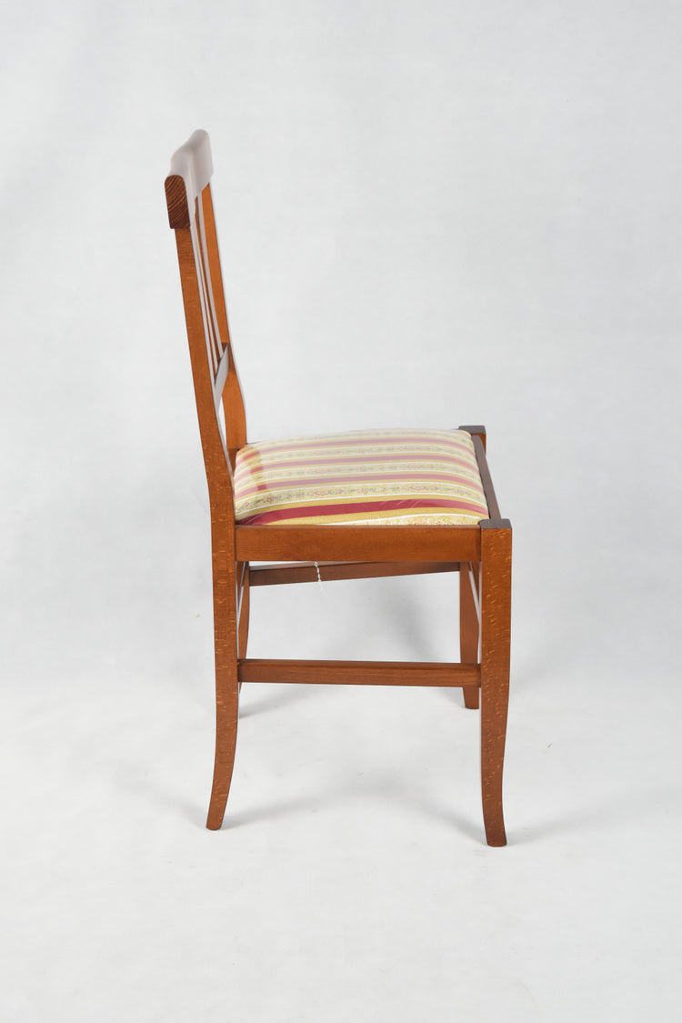 Sedia Artemisia Tommychairs, robusta struttura in legno di faggio color noce chiaro e seduta in tessuto lisere rosso