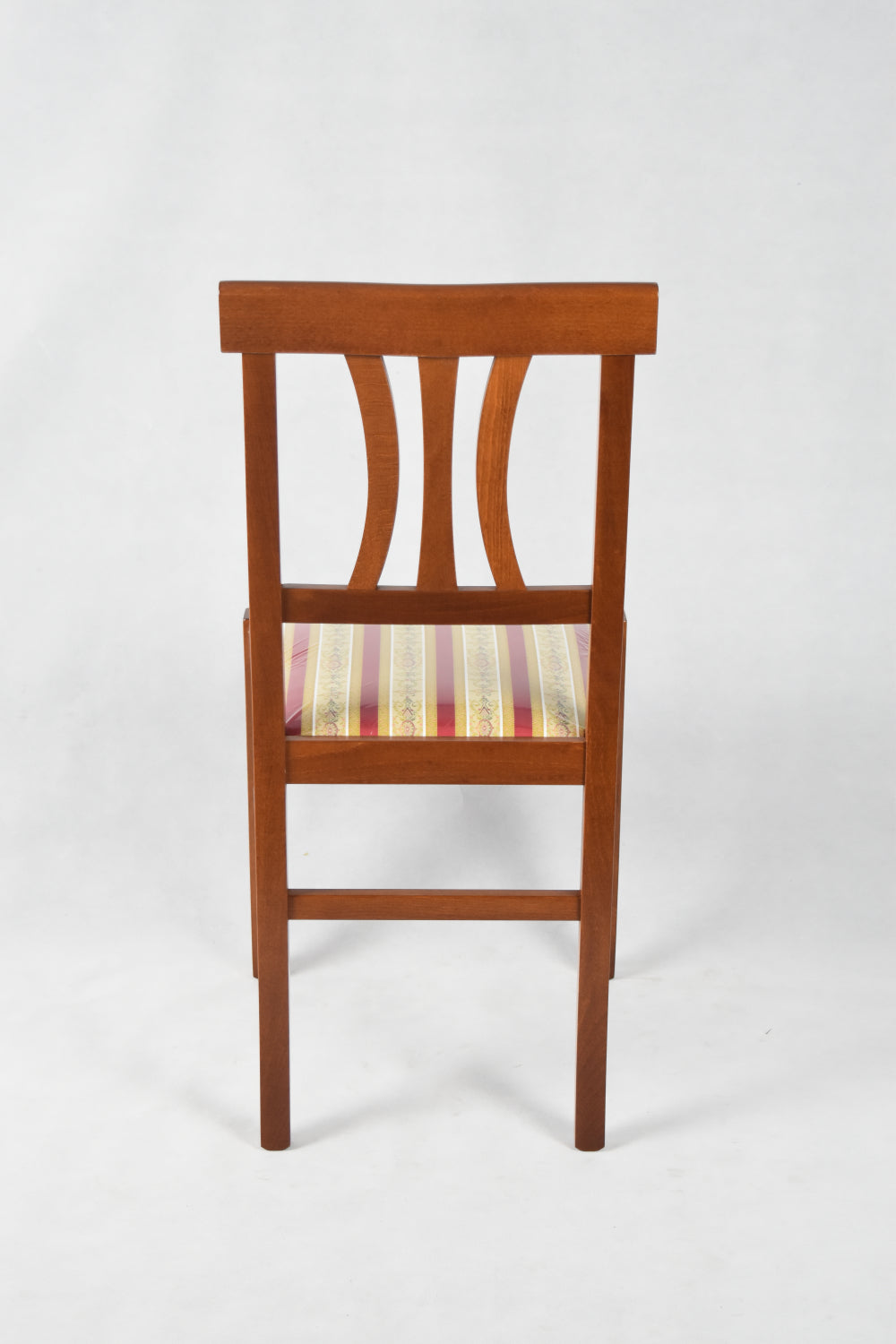 Sedia Artemisia Tommychairs, robusta struttura in legno di faggio color noce chiaro e seduta in tessuto lisere rosso