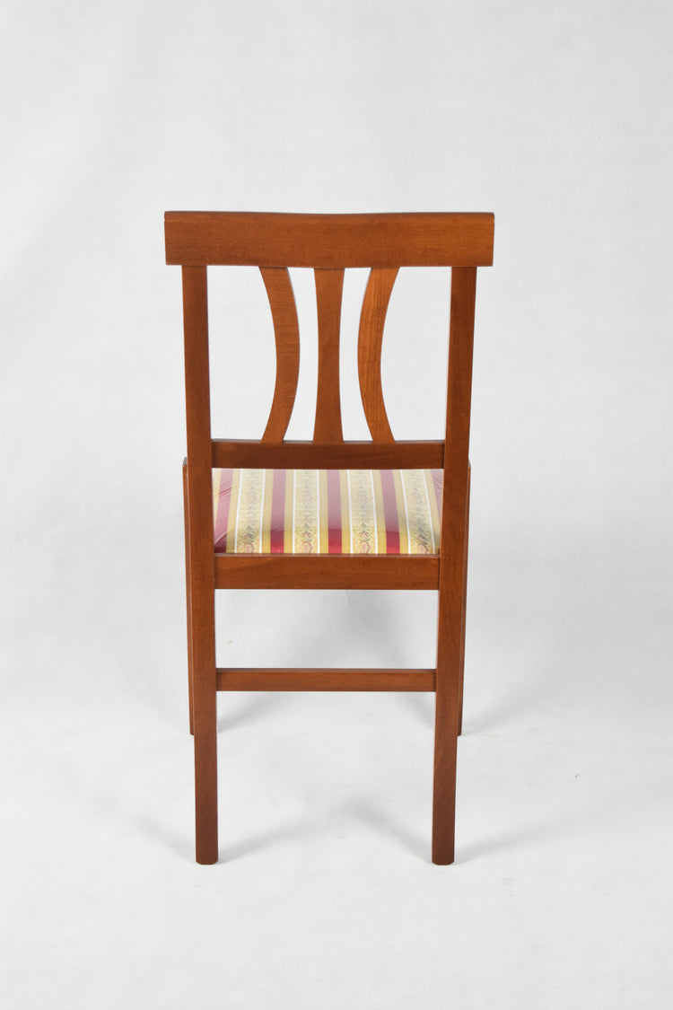 Sedia Artemisia Tommychairs, robusta struttura in legno di faggio color noce chiaro e seduta in tessuto lisere rosso