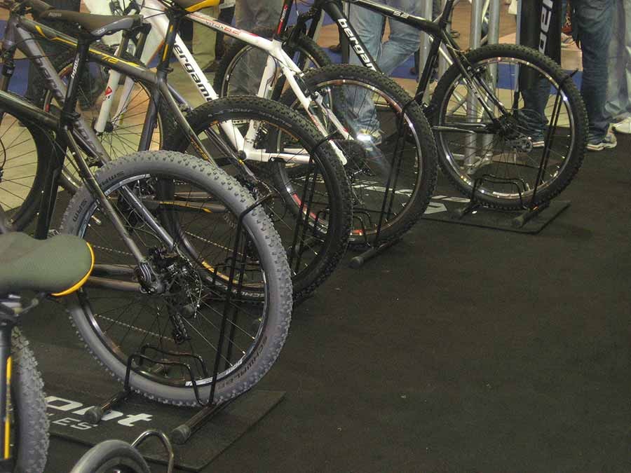 Porta biciclette a pavimento da 1 posto a piedistallo con sistema brevettato misura interna posteggio ruote 5.5cm