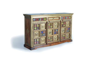 Credenza in stile etnico intarsiato in maiolica e bronzo goffrato