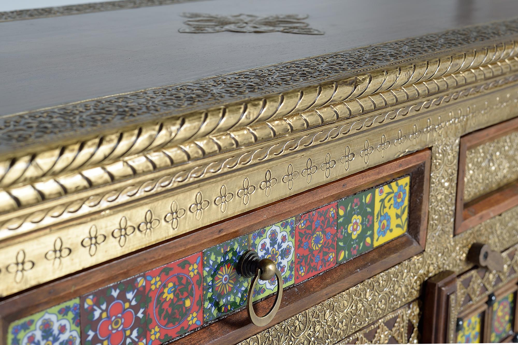 Credenza in stile etnico intarsiato in maiolica e bronzo goffrato