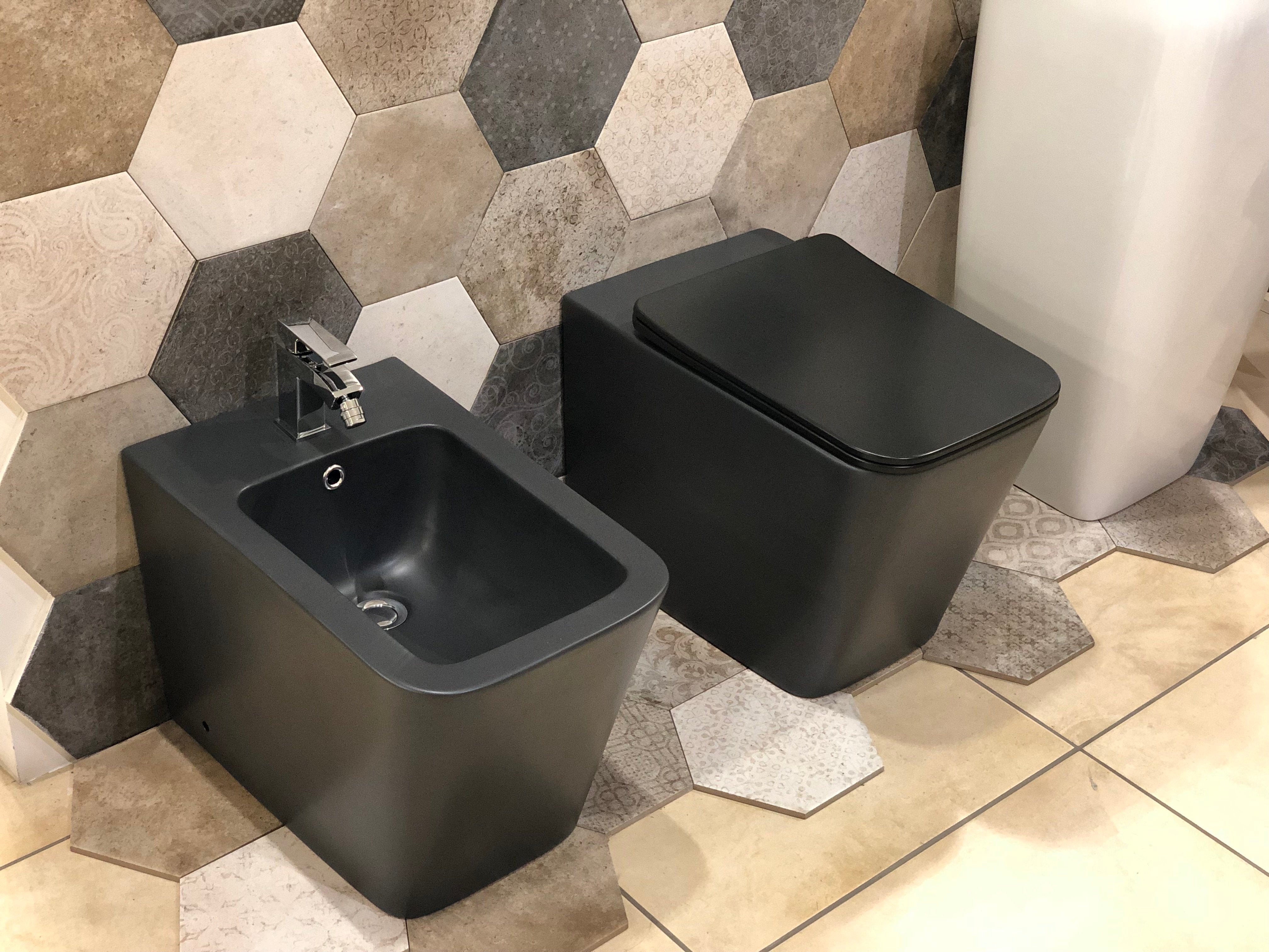 Set Sanitari a terra filo muro, linea squadrata colore nero opaco coprivaso soft-close 