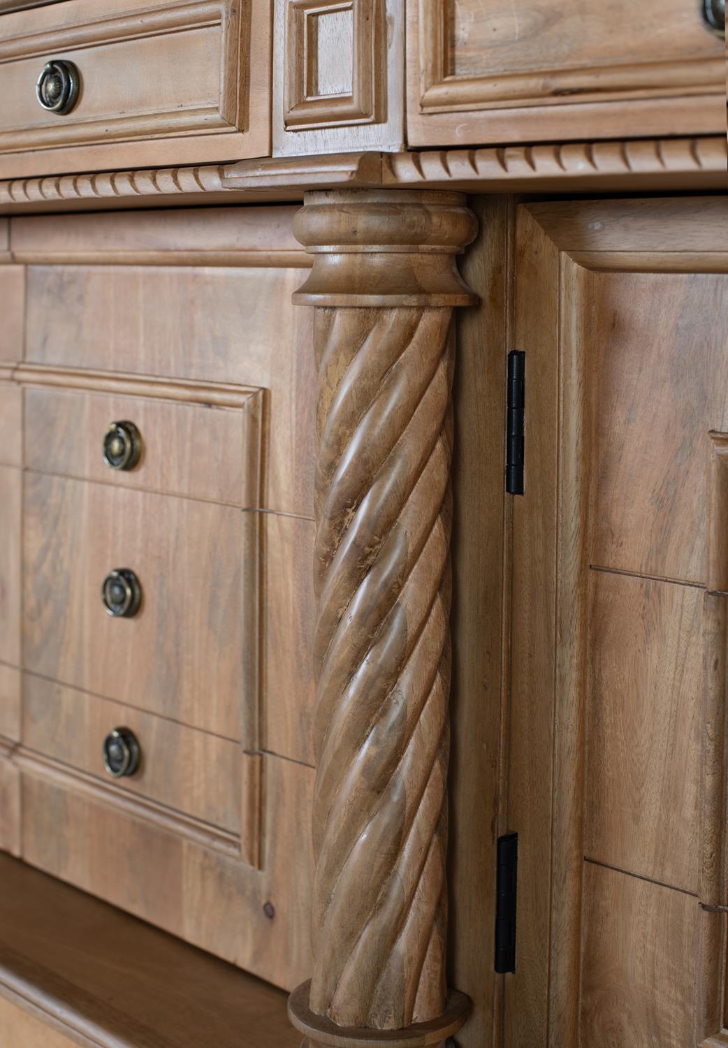 Credenza con 4 cassetti e 4 ante in legno di mango