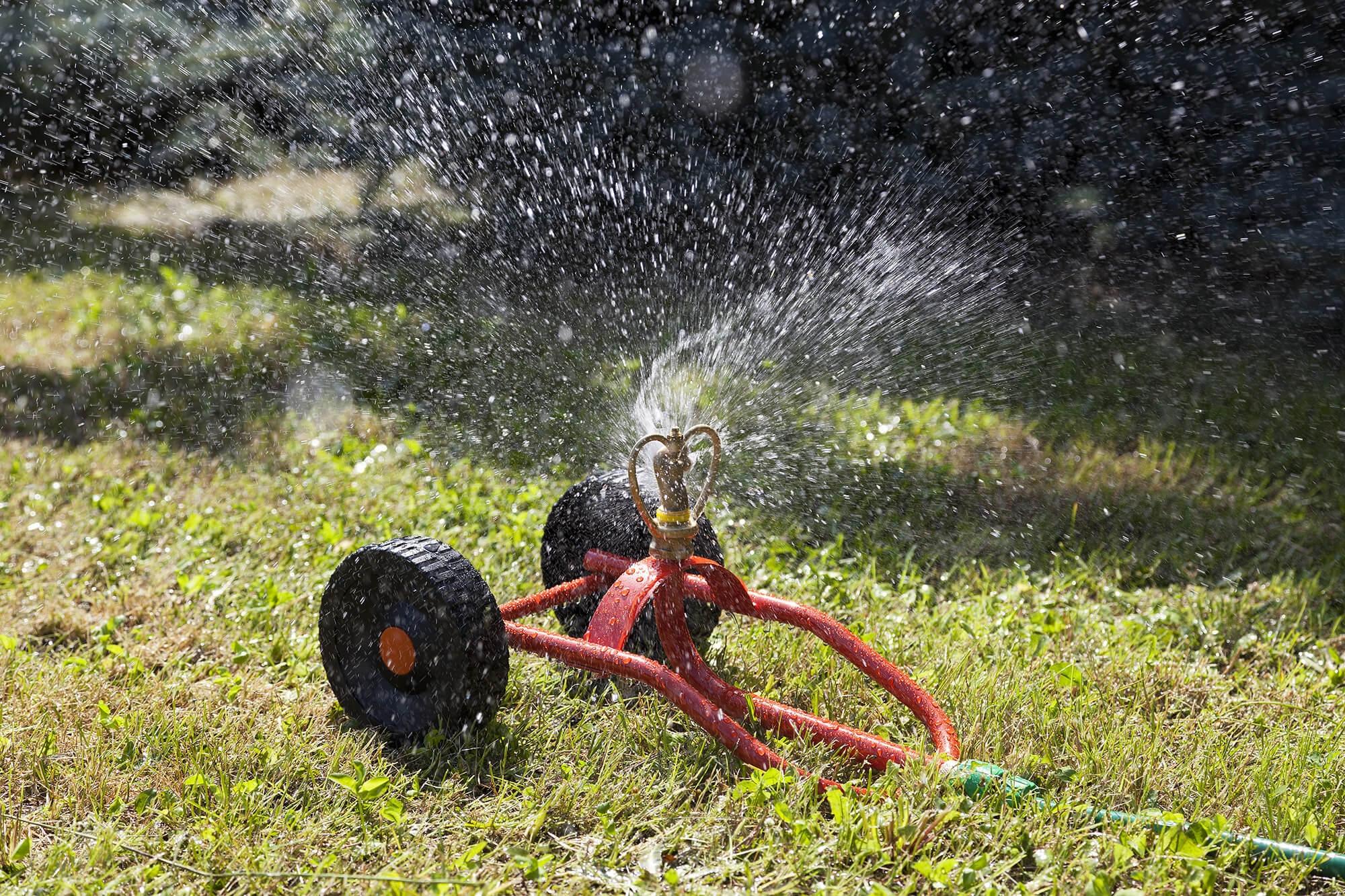 Irrigatore con Ruote Trascinabile per Prato in Acciaio Rosso