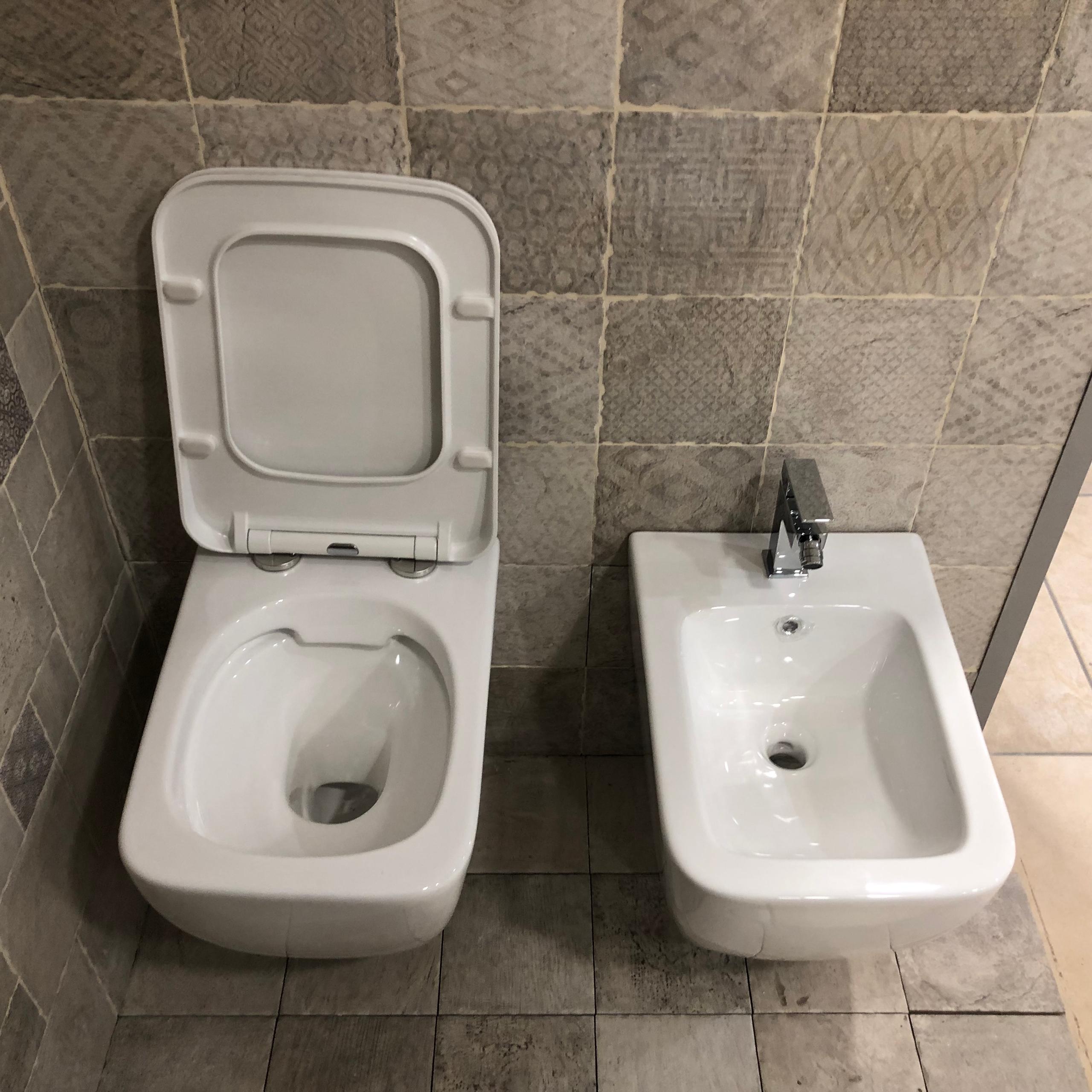 Coppia di Sanitari WC e Bidet Sospesi in Ceramica 51.5x36.5x35 cm Rimless Square Bianco