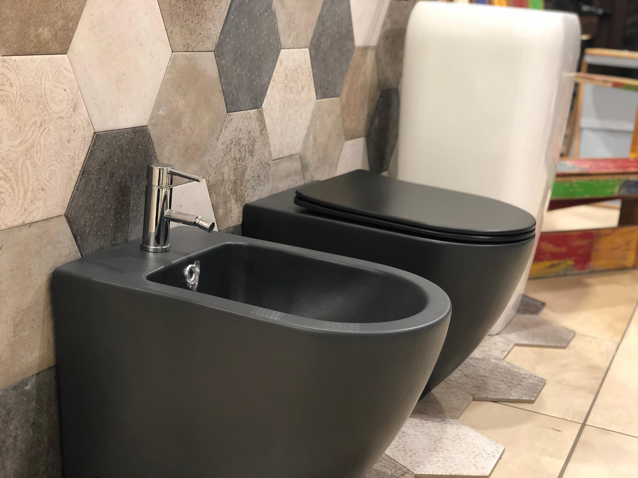 Coppia di Sanitari WC e Bidet a Terra Filo Muro in Ceramica 56.5x36.5x41 cm Round Nero