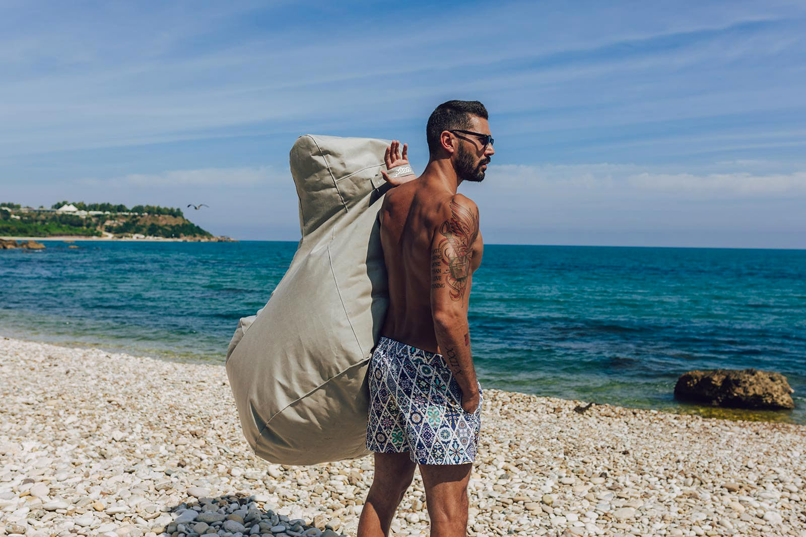 Poltrona Pouf e Tavolino in Acrilico Pomodone Bianco