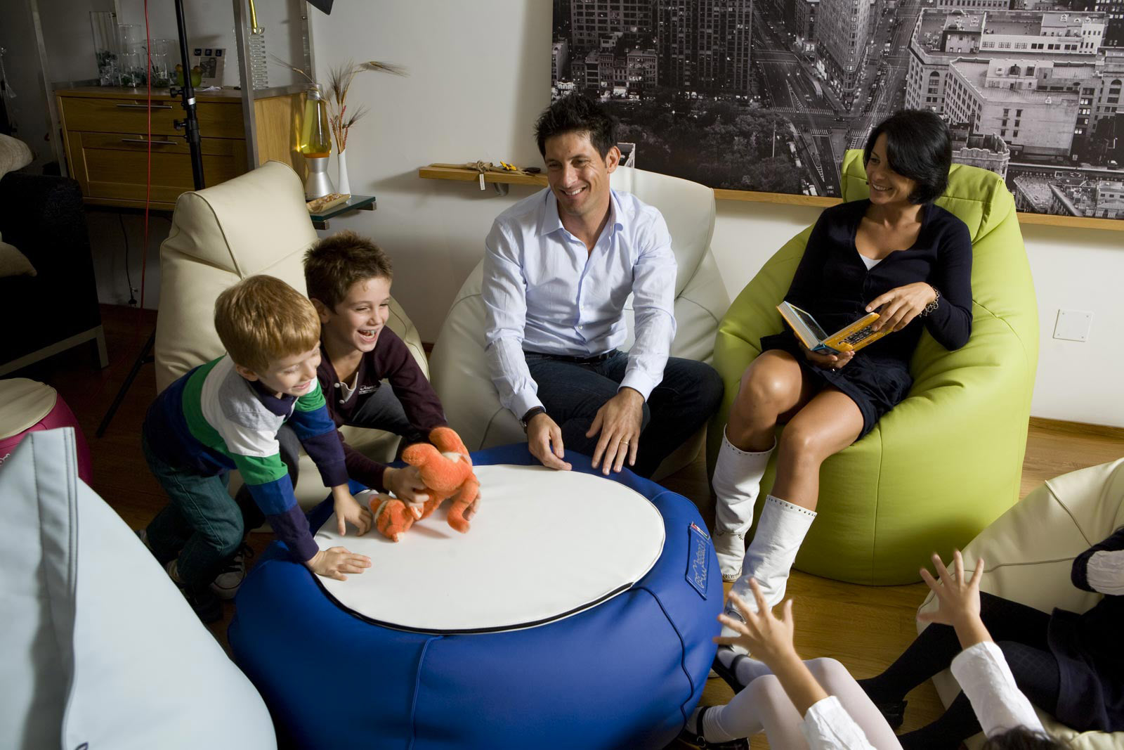 Poltrona Pouf e Tavolino in Acrilico Pomodone Blu