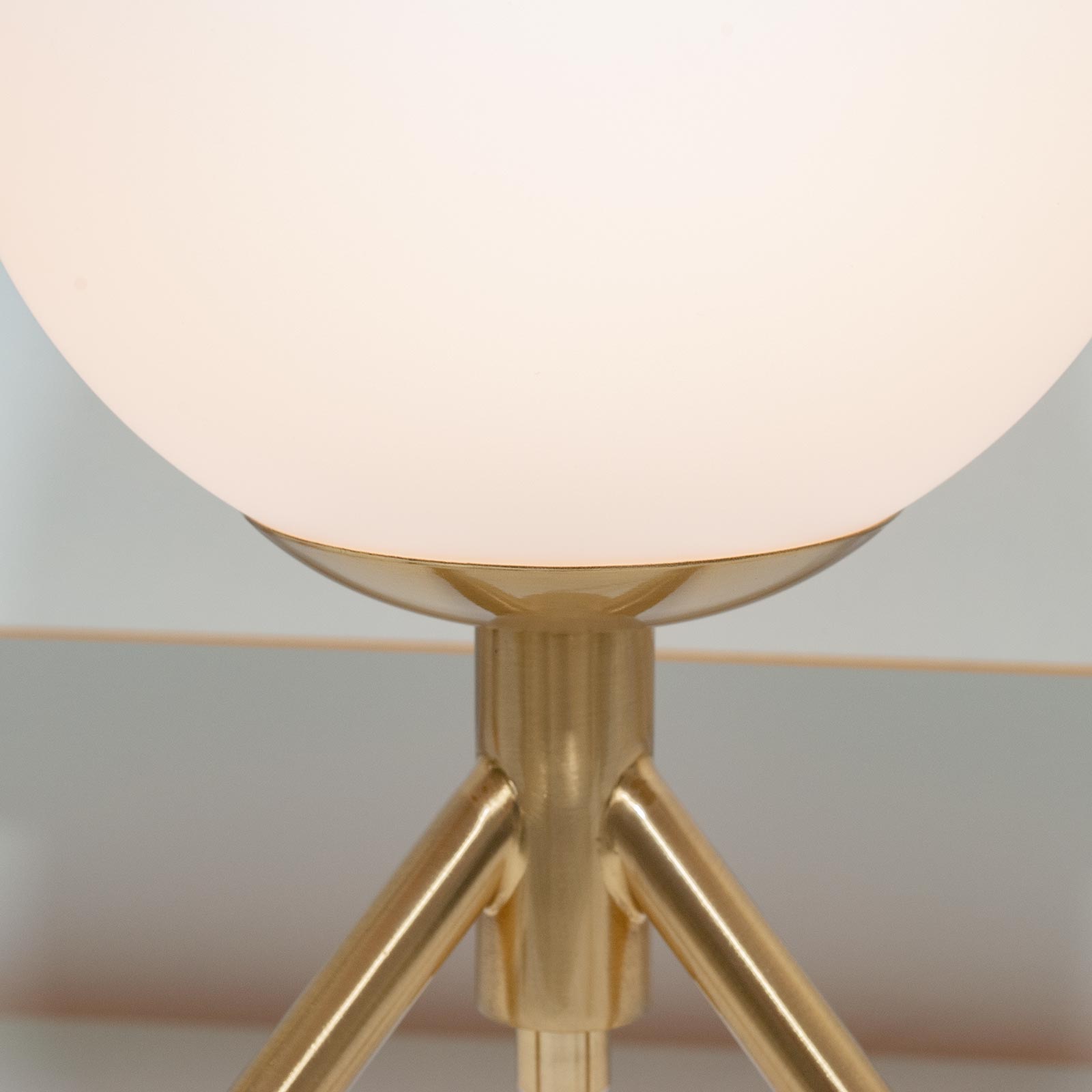 Lampada da tavolo tripode G9 sfera vetro bianco luce comodino scrivania ufficio camera letto colore bronzo dorato 230V