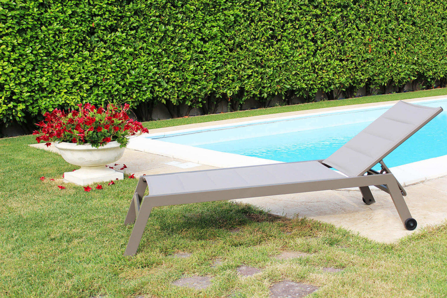 Lettino Prendisole da Giardino Formentera Impilabile 198x61x34/95 h cm in Alluminio Tortora