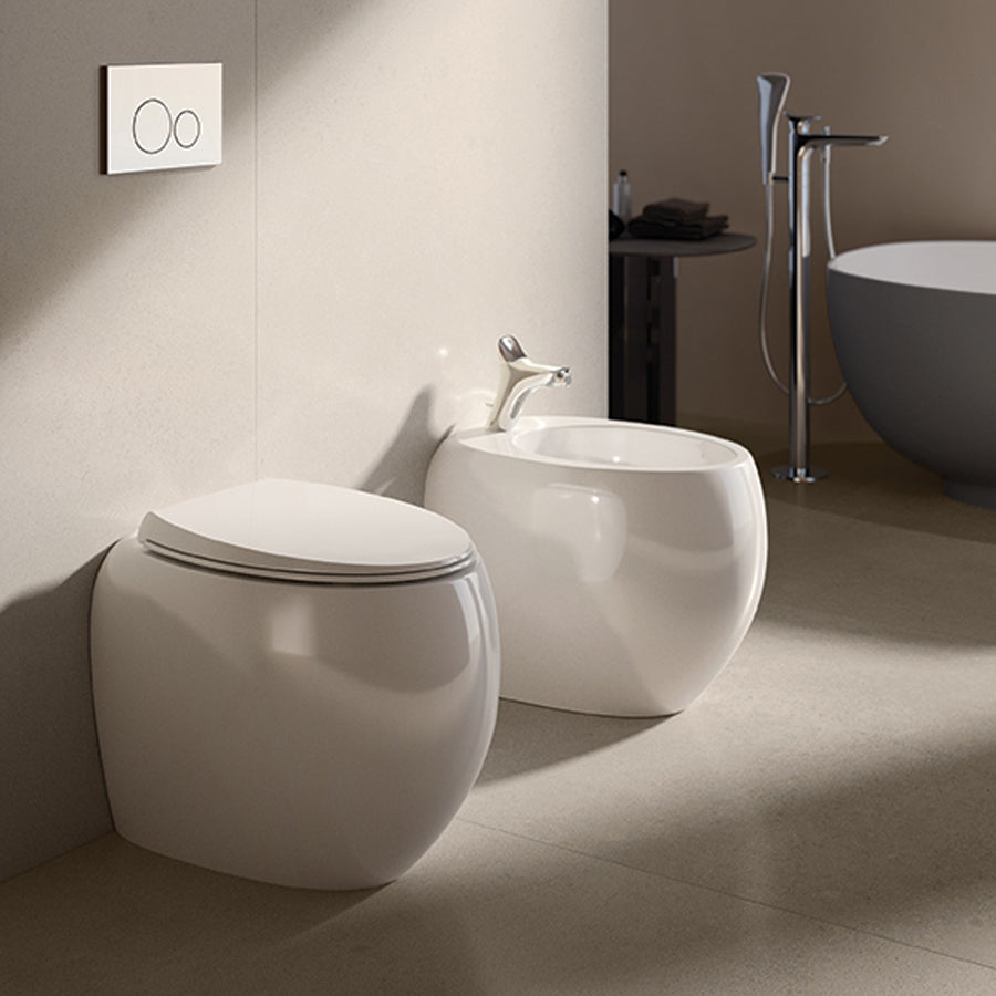 Coppia di sanitari filomuro con wc senza brida modello Cloud di Rak Ceramics compreso coprivaso cm 56