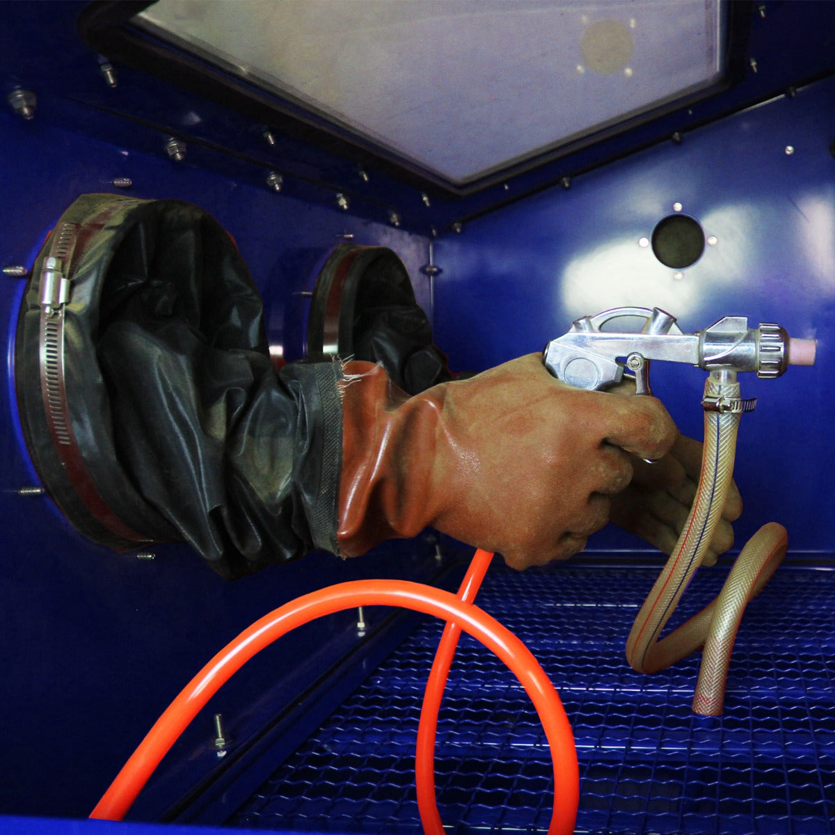 Macchina per la verniciatura a polvere elettrostatica T-Mech e cabina di sabbiatura da 220 litri