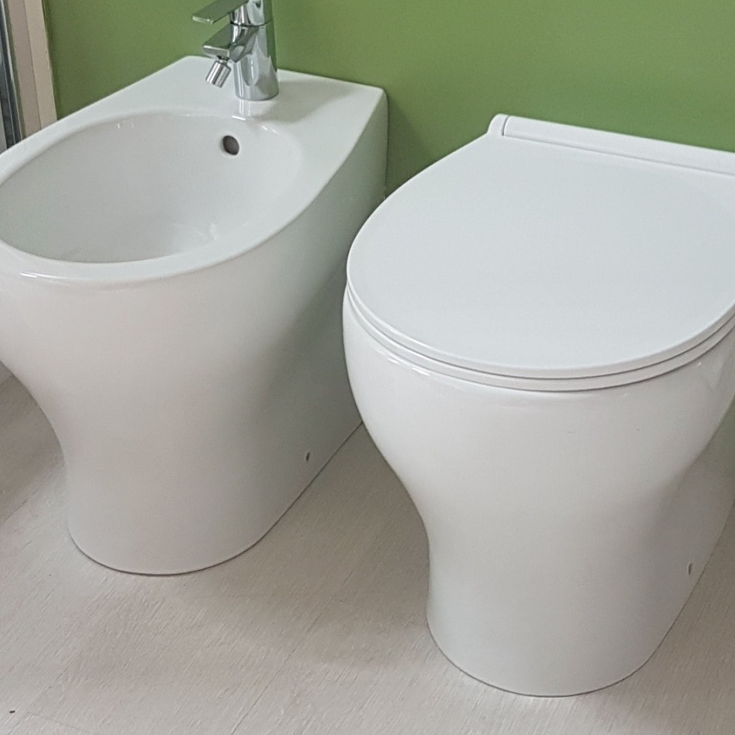 Sanitari filomuro senza brida Innova Denver wc, bidet, sedile soft close