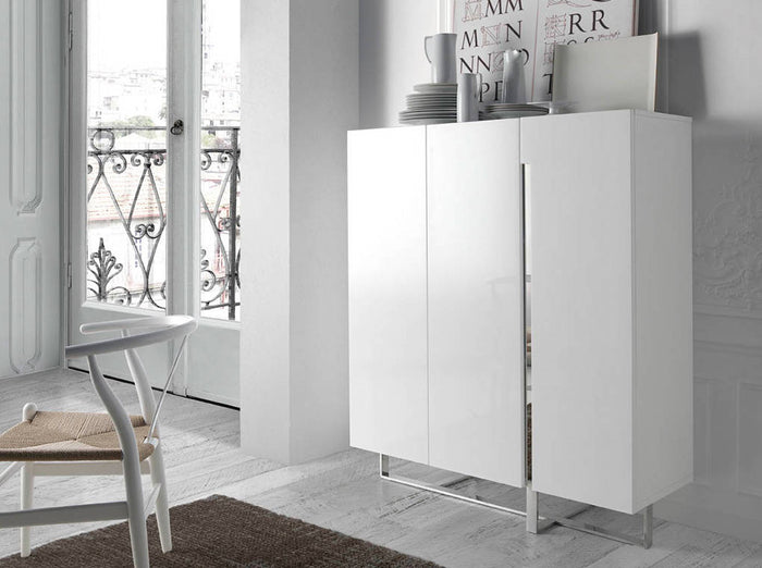 Credenza 120x42x135 cm in legno bianco e acciaio cromato