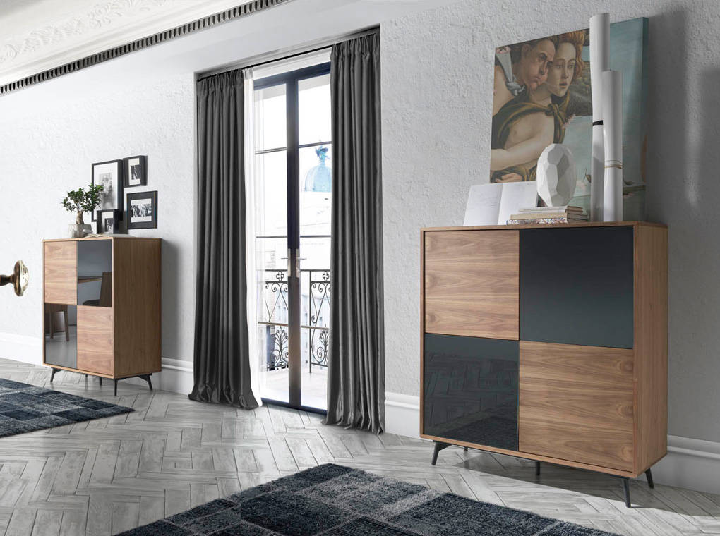 Credenza in legno di noce e ante in vetro nero a specchio