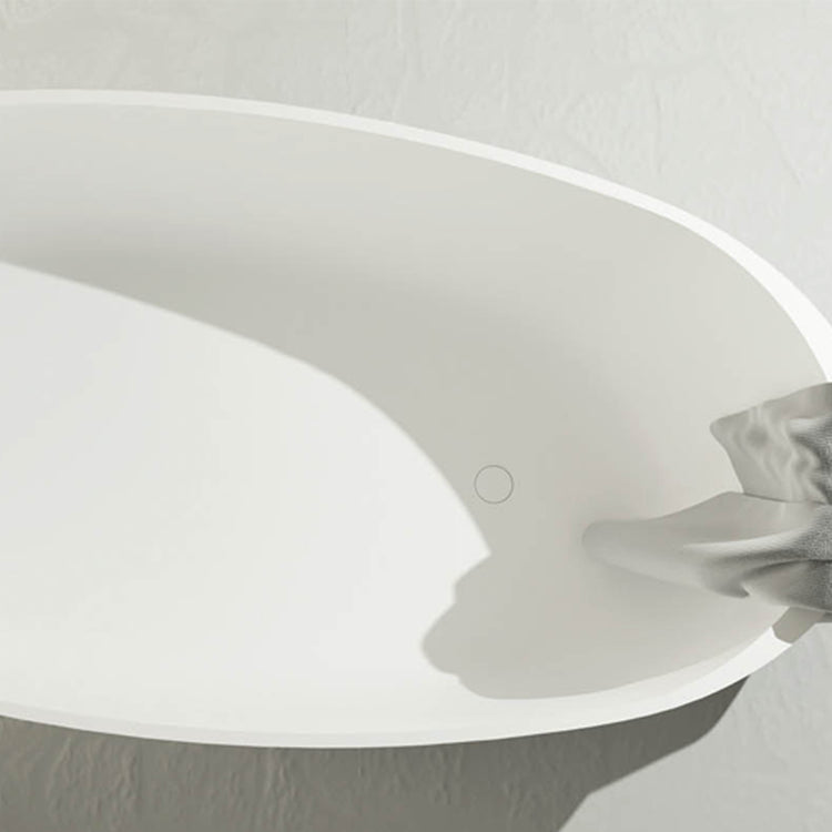 Vasca freestanding in Luxolid modello Ovo Tub. A pianta ovale, colore bianco