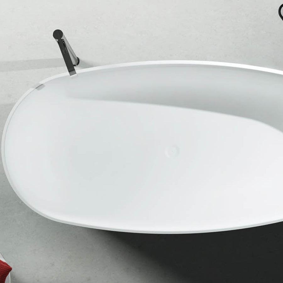 Vasca freestanding in Luxolid modello Marechiaro Tub. Linee tondeggianti, colore bianco