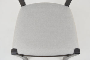 Sedia Venice Tommychairs, struttura in faggio verniciata anilina grigio scuro e seduta rivestita in tessuto grigio perla