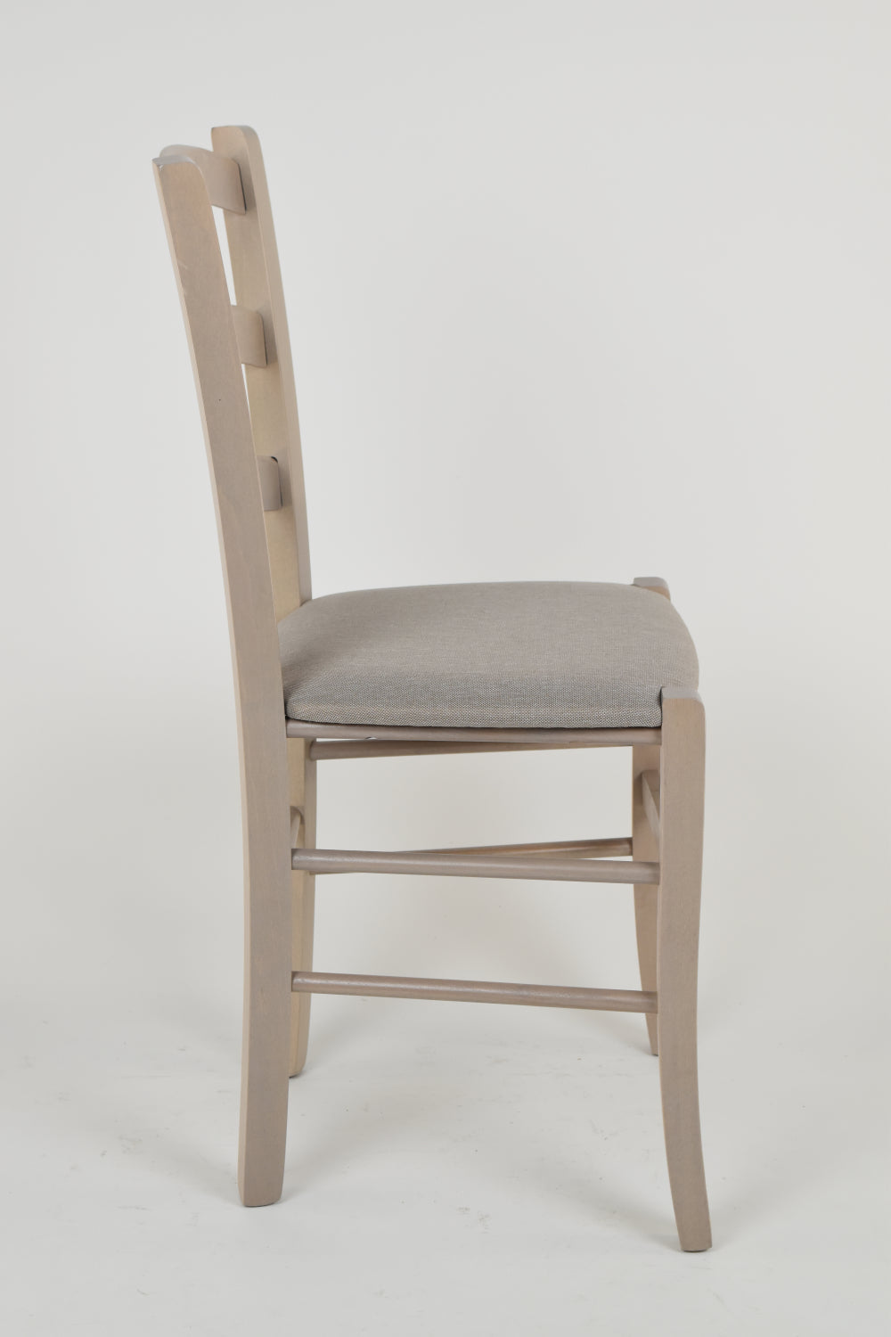 Sedia Venice Tommychairs, struttura in faggio verniciata anilina grigio chiaro e seduta in tessuto camoscio