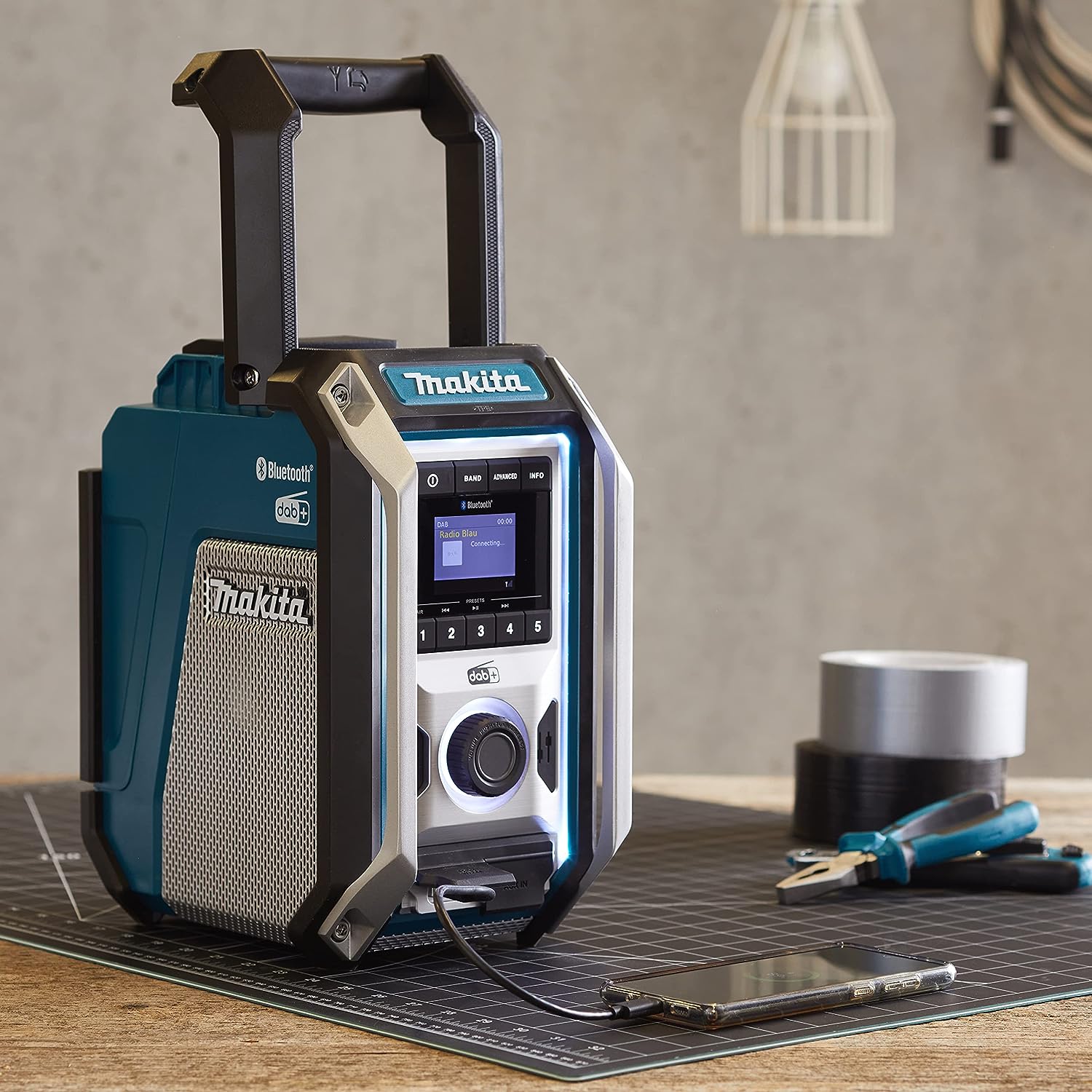 Makita Radio portatile da cantiere caricabatterie + funzione Bluetooth e porta USB DMR115