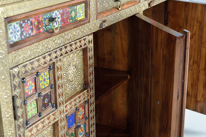 Credenza in stile etnico intarsiato in maiolica e bronzo goffrato