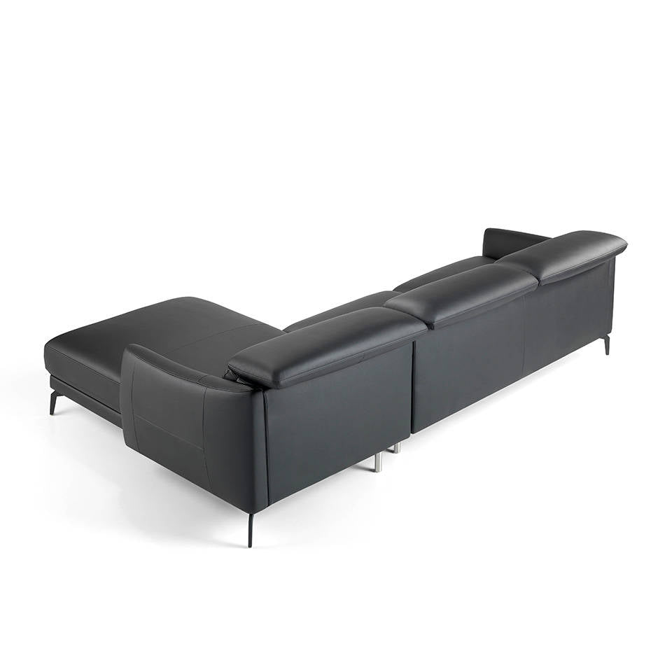 Divano chaise longue rivestito in pelle e gambe in acciaio nero