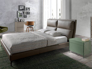 Letto rivestito in similpelle con cuscini regolabili