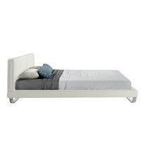 Letto rivestito in similpelle con gambe in acciaio lucido