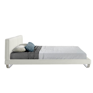 Letto rivestito in similpelle con gambe in acciaio lucido