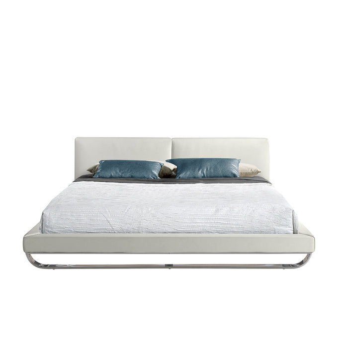 Letto rivestito in similpelle con gambe in acciaio lucido