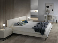 Letto rivestito in similpelle con gambe in acciaio lucido