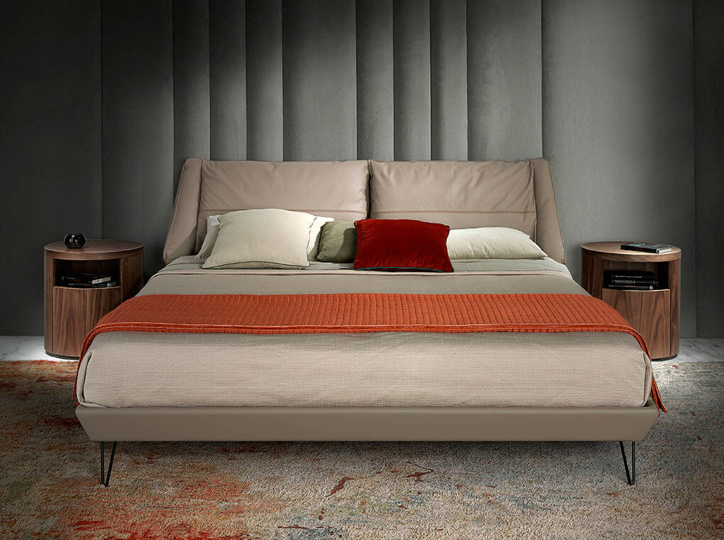 Letto matrimoniale 192x223x98 cm rivestito in similpelle con gambe in acciaio colore nero