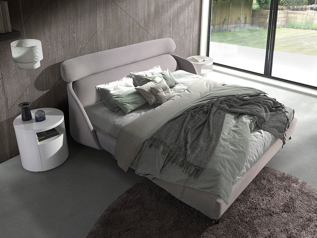 Letto in tessuto grigio chiaro con gambe nere