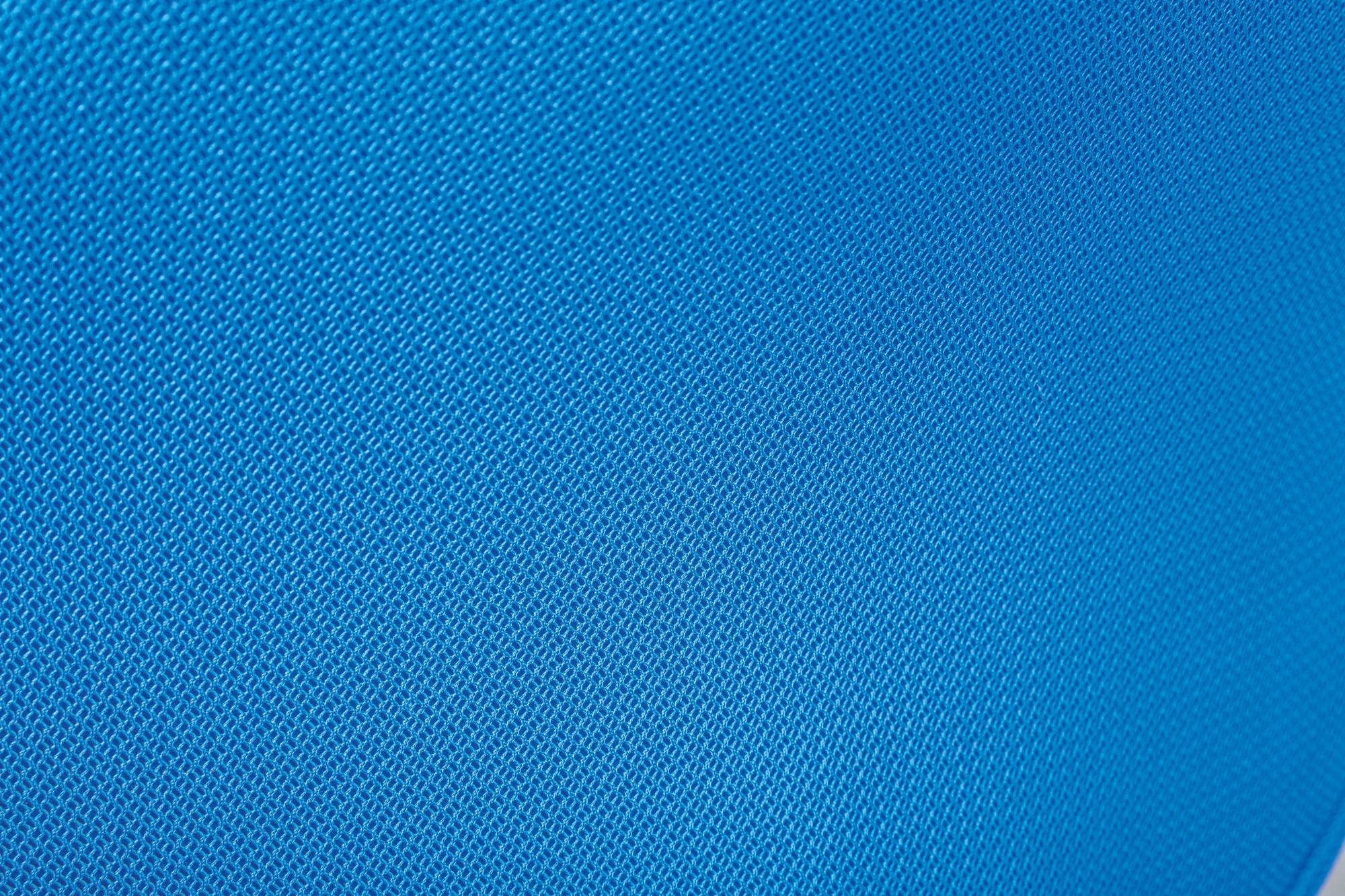 Poltroncina ufficio regolabile in altezza, con seduta in morbido tessuto color azzurro e bianco, 58x56x92/102 cm