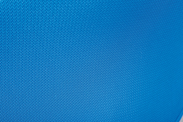 Poltroncina ufficio regolabile in altezza, con seduta in morbido tessuto color azzurro e bianco, 58x56x92/102 cm