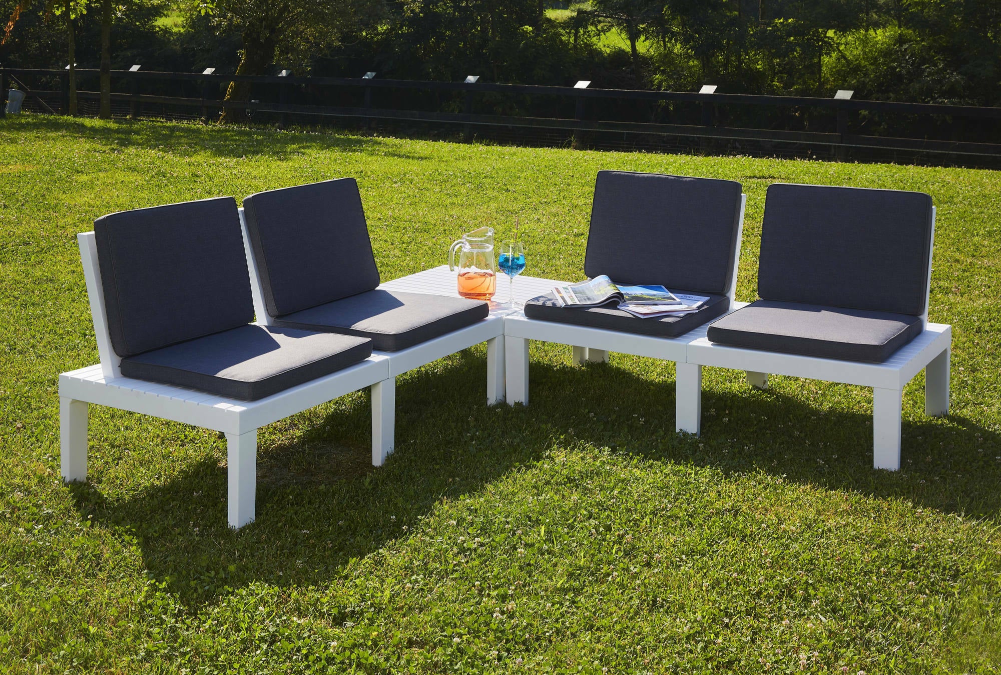 Set salotto da esterno Vigevano, Set da giardino con cuscini composto da 2 poltrone con cuscini e 1 tavolino, Salottino indoor, 100% Made in Italy, Cm 130x65h70, Bianco