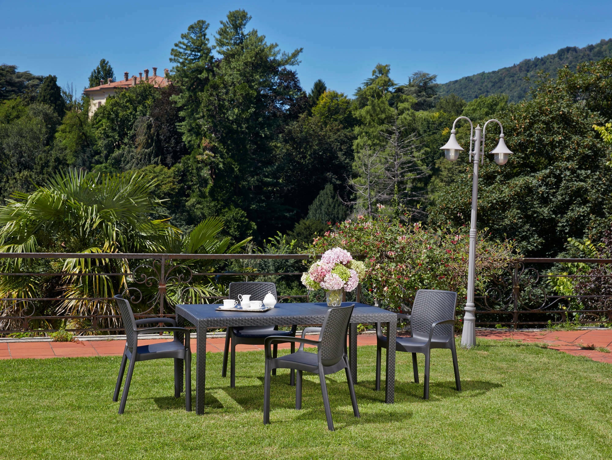 Tavolo da esterno Imola, Tavolo fisso rettangolare, Tavolo da giardino multiuso effetto rattan, 100% Made in Italy, Cm 138x78h72, Antracite