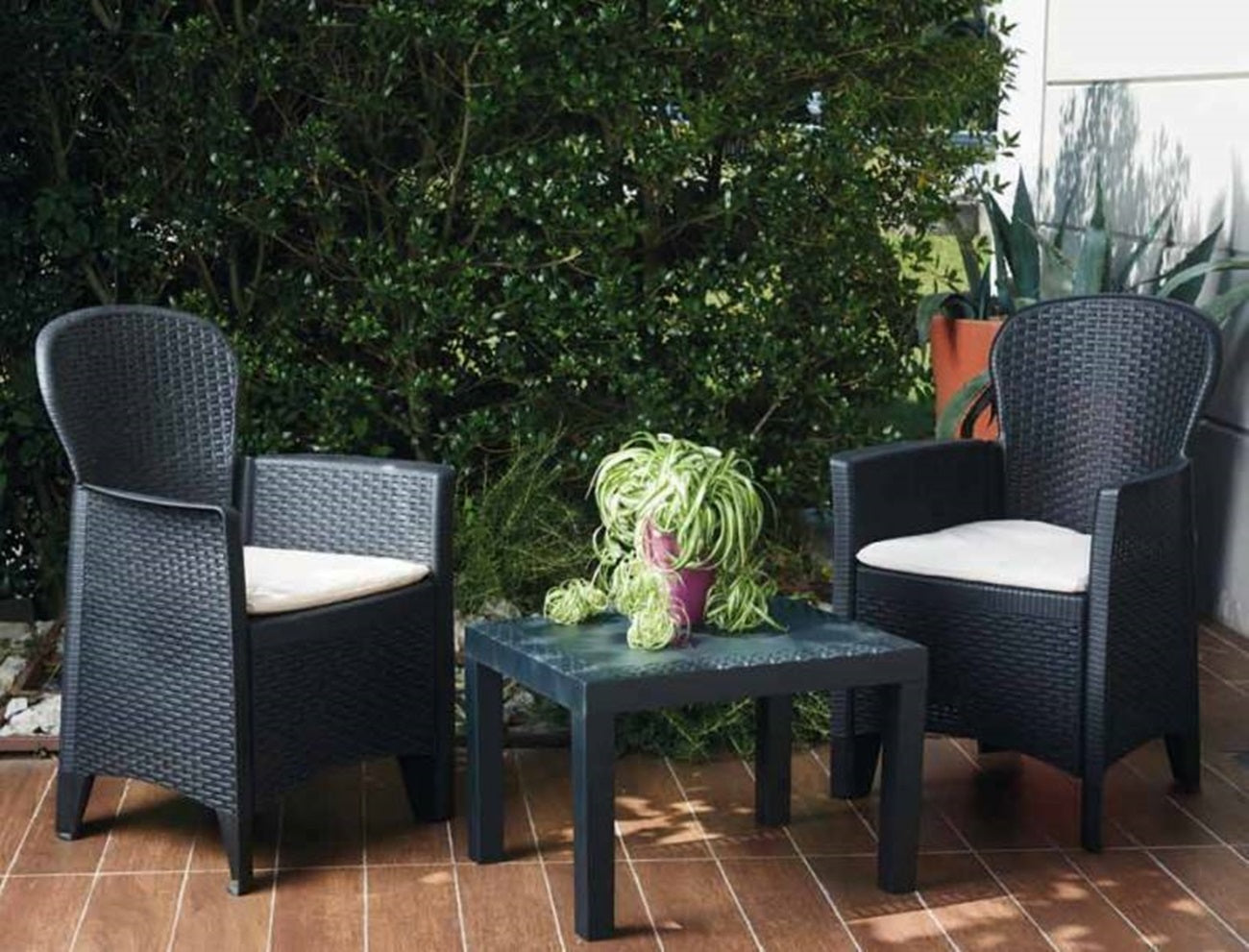 Set salotto da esterno Foggia, Set da giardino con cuscini composto da 2 poltrone e 1 tavolino, Salottino indoor, 100% Made in Italy, Cm 60x58h86, Antracite