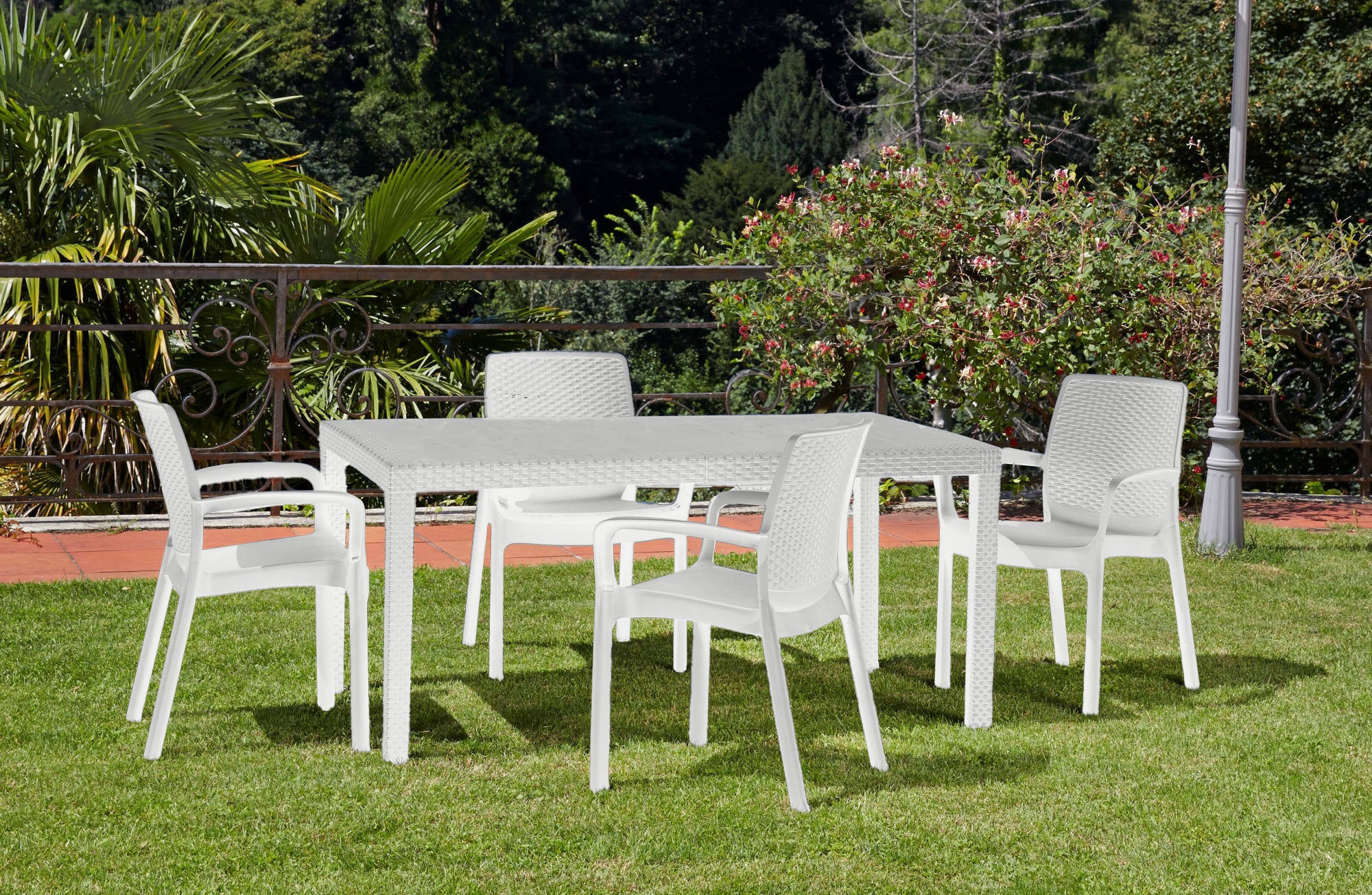 Sedia da esterno Viterbo, Seduta da giardino, Sedia per tavolo da pranzo, Poltrona outdoor effetto rattan, 100 % Made in Italy, Set da 4, Cm 54x60h82, Bianco