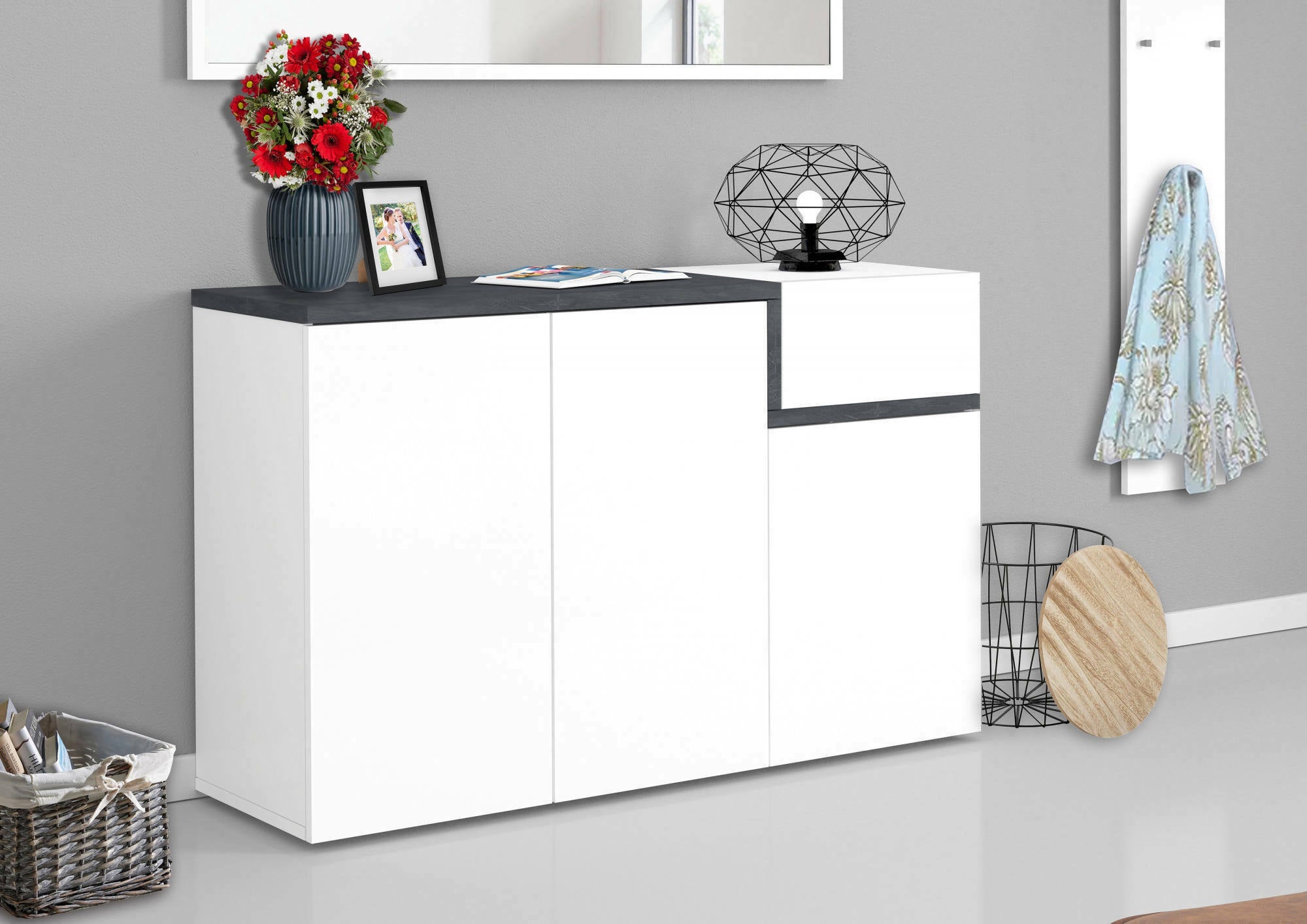 Scarpiera moderna, Made in Italy, 3 ante e 1 anta a ribalta, Mobile Portascarpe da ingresso, cm 120x40h80, Bianco lucido e Grigio Ardesia