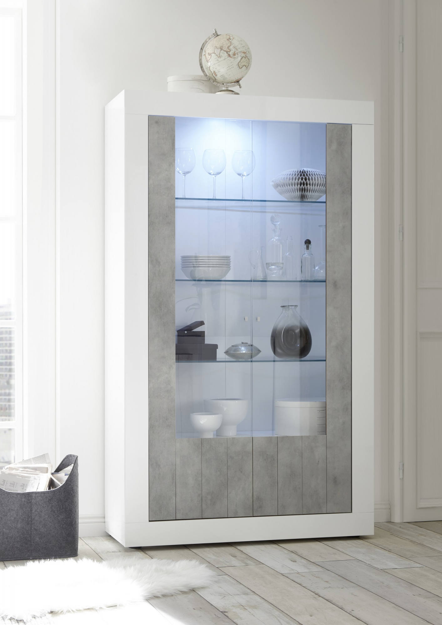 Vetrina moderna con scaffali, Made in Italy, Credenza con anta a vetro, Mobile da soggiorno, Vetrinetta, cm 110x42h190, colore Bianco lucido e Cemento