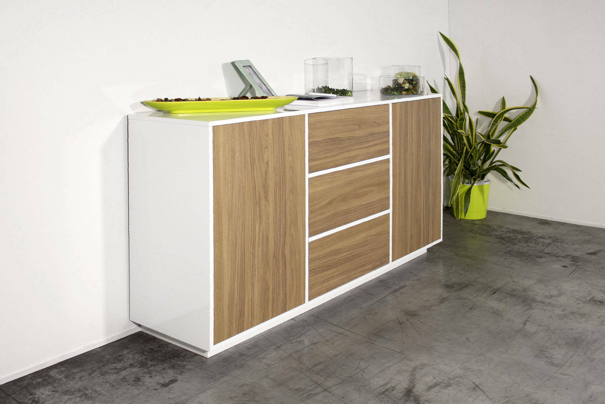 Credenza Dmorac, Madia da cucina a 2 ante e 3 cassetti, Buffet da soggiorno, 100% Made in Italy, cm 160x41h86, Bianco lucido e Noce