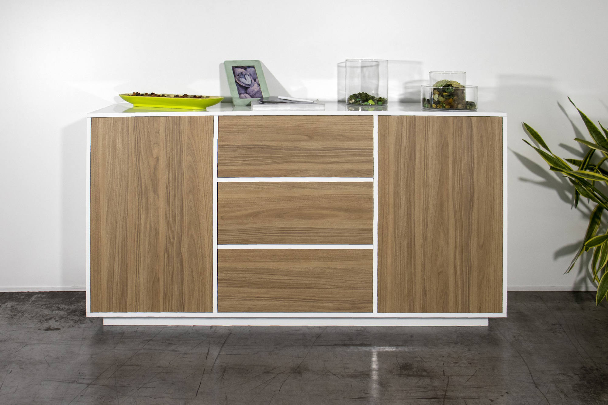 Credenza Dmorac, Madia da cucina a 2 ante e 3 cassetti, Buffet da soggiorno, 100% Made in Italy, cm 160x41h86, Bianco lucido e Noce