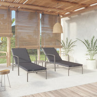 Lettini Prendisole 2 pz con Tavolo in Polyrattan Grigio 317639