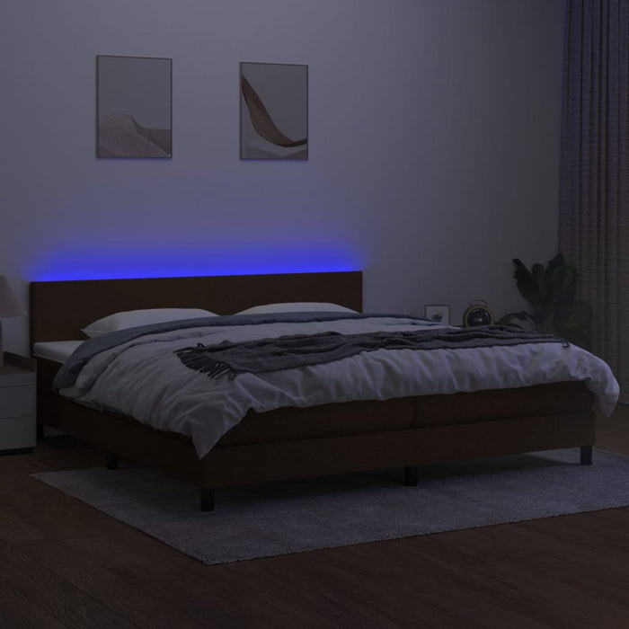 Letto a Molle Materasso e LED Marronescuro 200x200cm in Tessuto 3133024